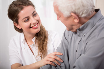 The Benefits of In-Home Care vs. Nursing Home Care