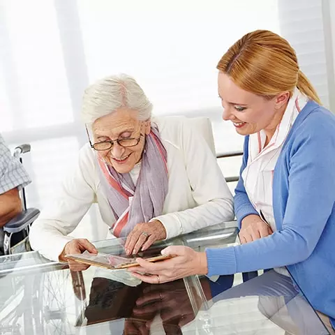 How Care Homes Work With Families Day to Day